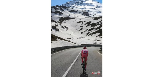 Etappe 15 van de Giro d’Italia, de glorieuze glorie van Pogačar en het VAE-team Etappe 15 van de Giro d’Italia, de glorieuze glorie van Pogačar en het VAE-team